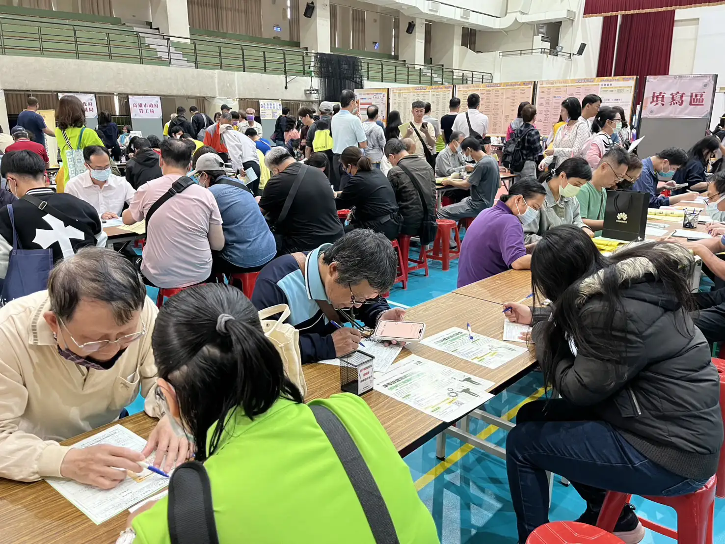 「薪動高雄 職得幸福」徵才活動登場，吸引大批民眾求職應徵。（圖／高雄市勞工局提供）