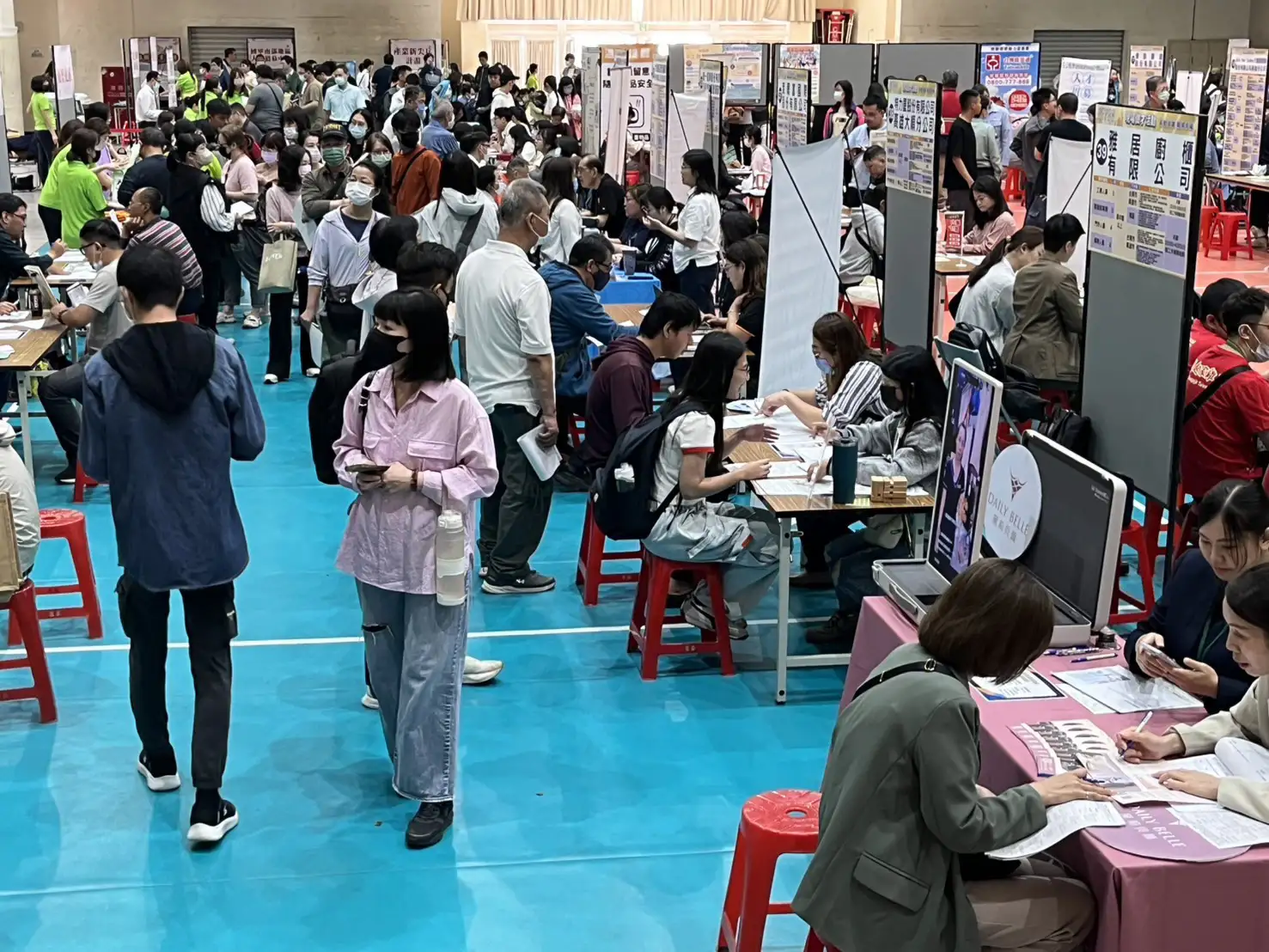 「薪動高雄 職得幸福」徵才活動登場，吸引大批民眾求職應徵。（圖／高雄市勞工局提供）