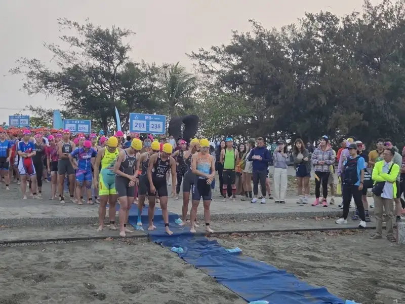 小鐵人組別吸引288名國中小學生參與，展現臺南體育向下扎根的成果，也為賽事注入青春活力。(圖)台南市體育局提供。