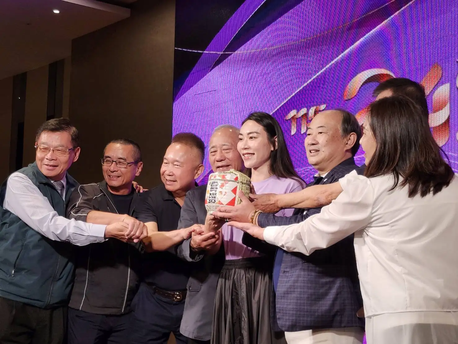 曾之婕與台南各界賢達共同進行象徵團結的啟動儀式，展現凝聚力。(圖/記者林怡孜攝)