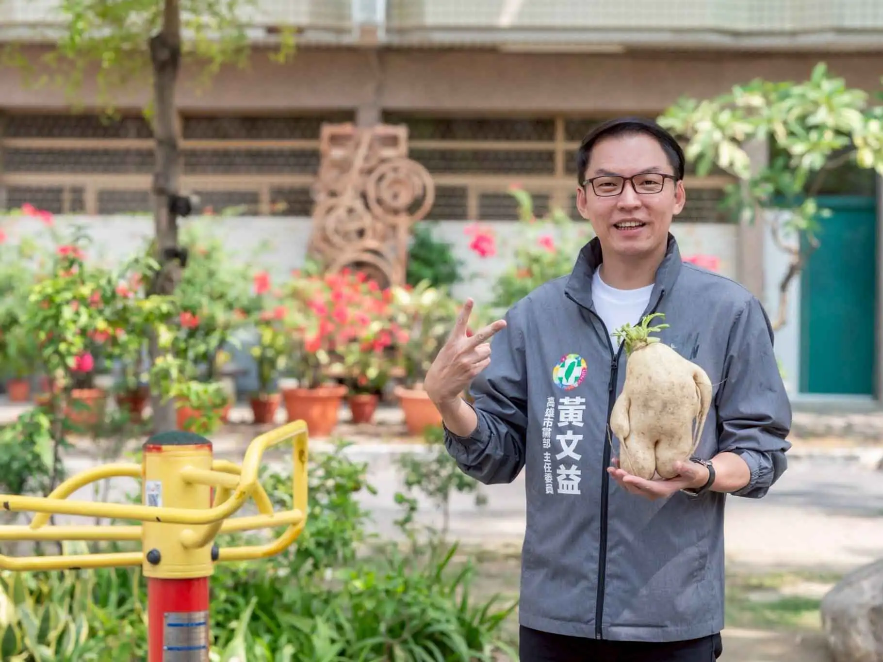 民進黨高雄市黨部主委黃文益表示，里長提名登記已於上週截止，本次共計有一百六十五人完成登記。（圖/記者吳文欽攝）