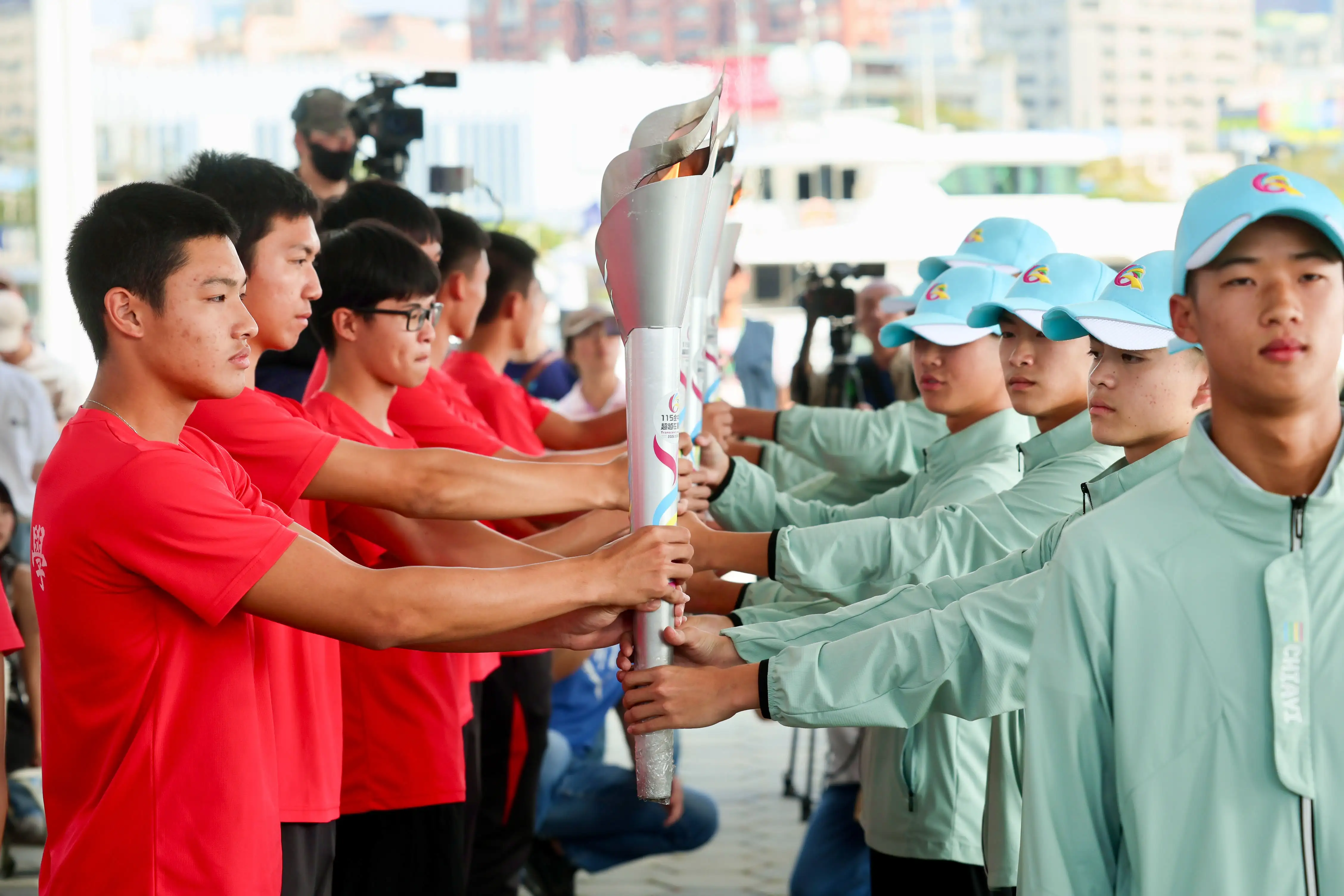 全國中等學校運動會聖火完成離島傳遞後抵達高雄，市長陳其邁23日與嘉義縣長翁章梁進行城市行銷互動與聖火交接儀式。（圖/高雄市政府提供）