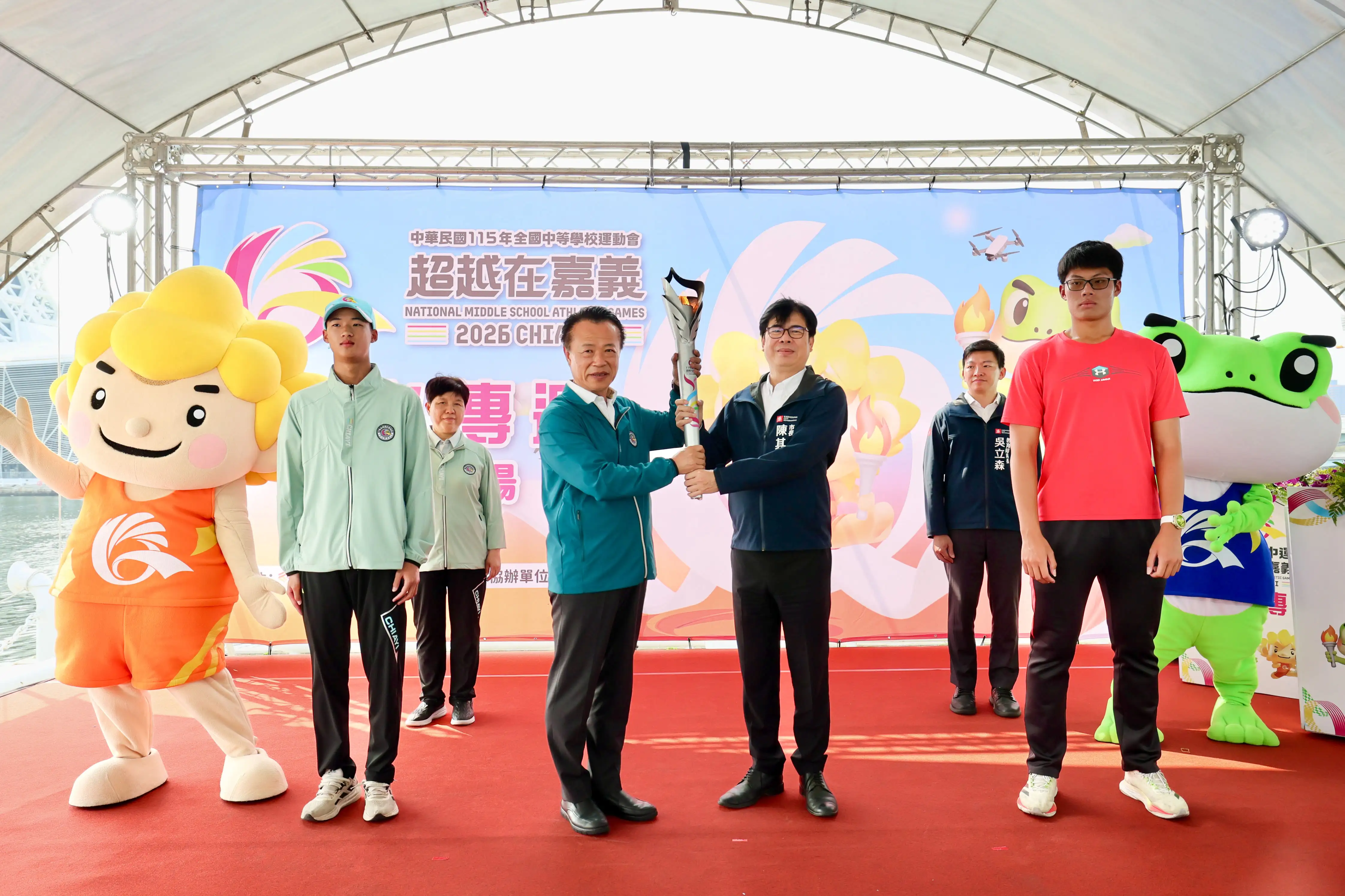 全國中等學校運動會聖火完成離島傳遞後抵達高雄，市長陳其邁23日與嘉義縣長翁章梁進行城市行銷互動與聖火交接儀式。（圖/高雄市政府提供）