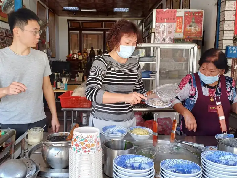 資深音樂人孔鏘品嚐旗美客家美食 尚有麵店飄香逾30年