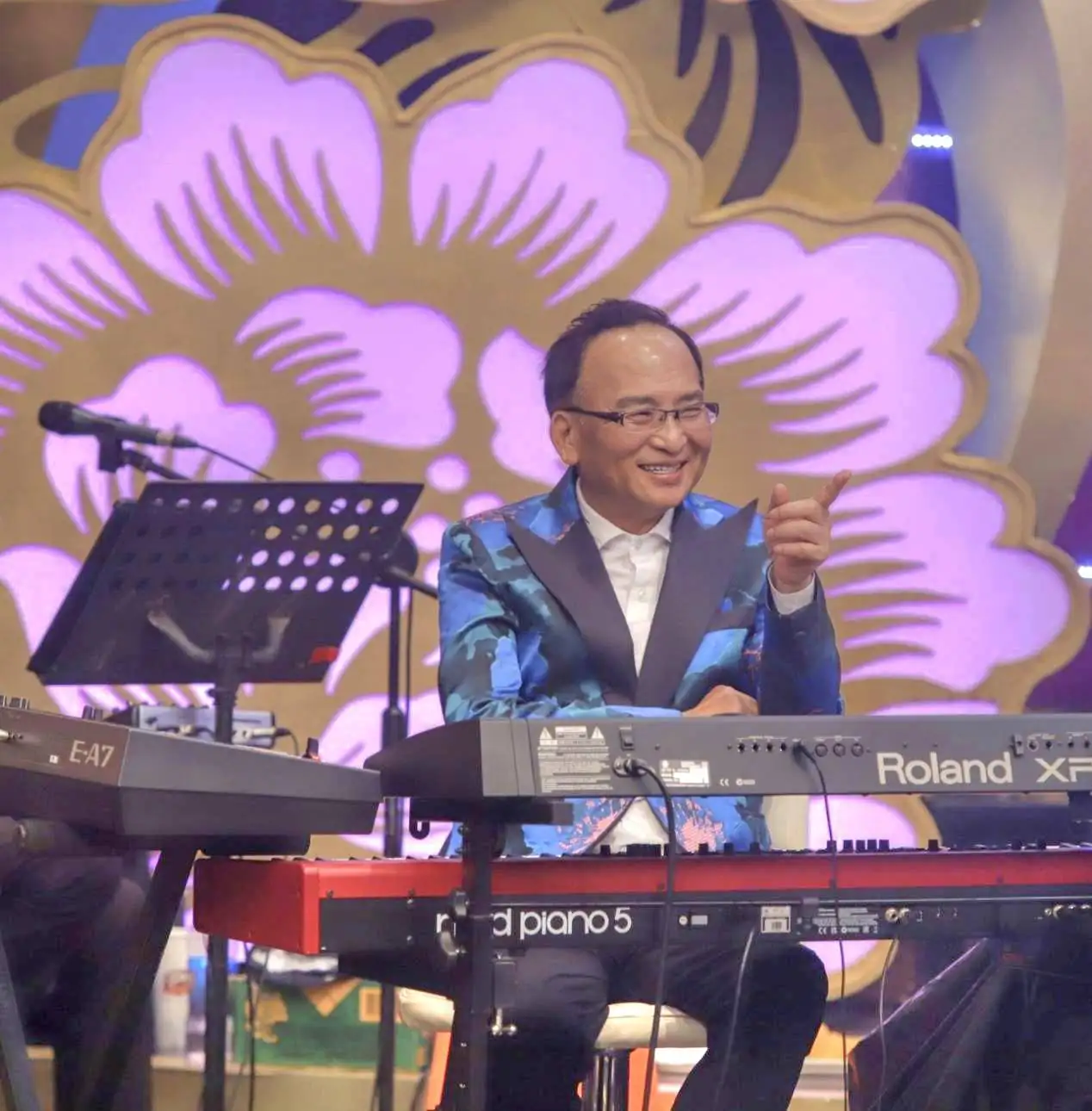 資深音樂人孔鏘近日走訪高雄旗美地區，品嚐在地客家美食，盛讚「這就是記憶中的味道」。（記者吳文生攝）