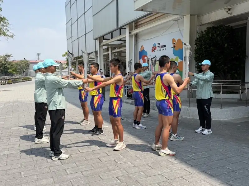聖火隊交接。 (圖/台南市體育局提供)