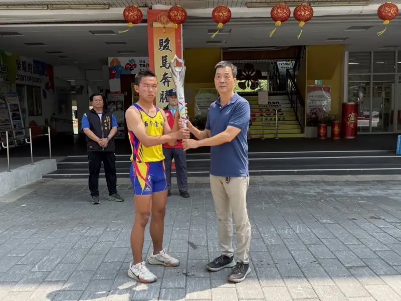 本市參議陳勝楠與金城國中田徑代表選手。 (圖/台南市體育局提供)