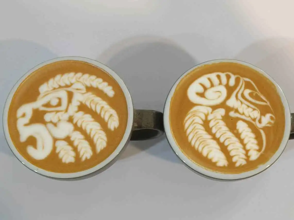 林鉦哲的拉花作品《獅子》(左)與林泓翮的拉花作品《山羊》，包辦了景大盃的冠亞軍(圖/崑山科技大學提供)