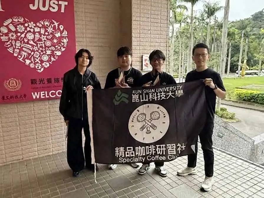 產品開發營運處處長暨餐飲管理及廚藝系助理教授施智偉(右)親自帶領學生參賽(圖/崑山科技大學提供)