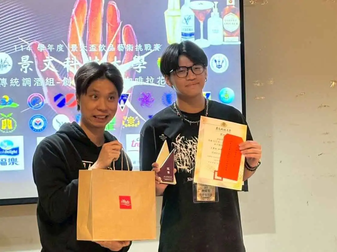 崑大餐飲系林鉦哲(右)憑藉精湛的拉花作品《獅子》奪得景大盃全國冠軍(圖/崑山科技大學提供)