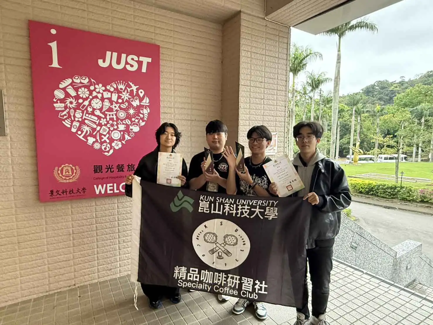 崑大餐飲系參與景大盃咖啡拉花榮獲冠亞軍，左起為陳修醫、林泓翮、林鉦哲及許翱昶(圖/崑山科技大學提供)