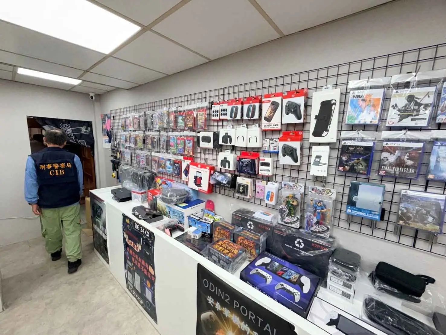 警方查獲販售盜版遊戲之電玩主機與相關設備，全案依違反著作權法及商標法移送偵辦。(圖/刑事局智財大隊提供)