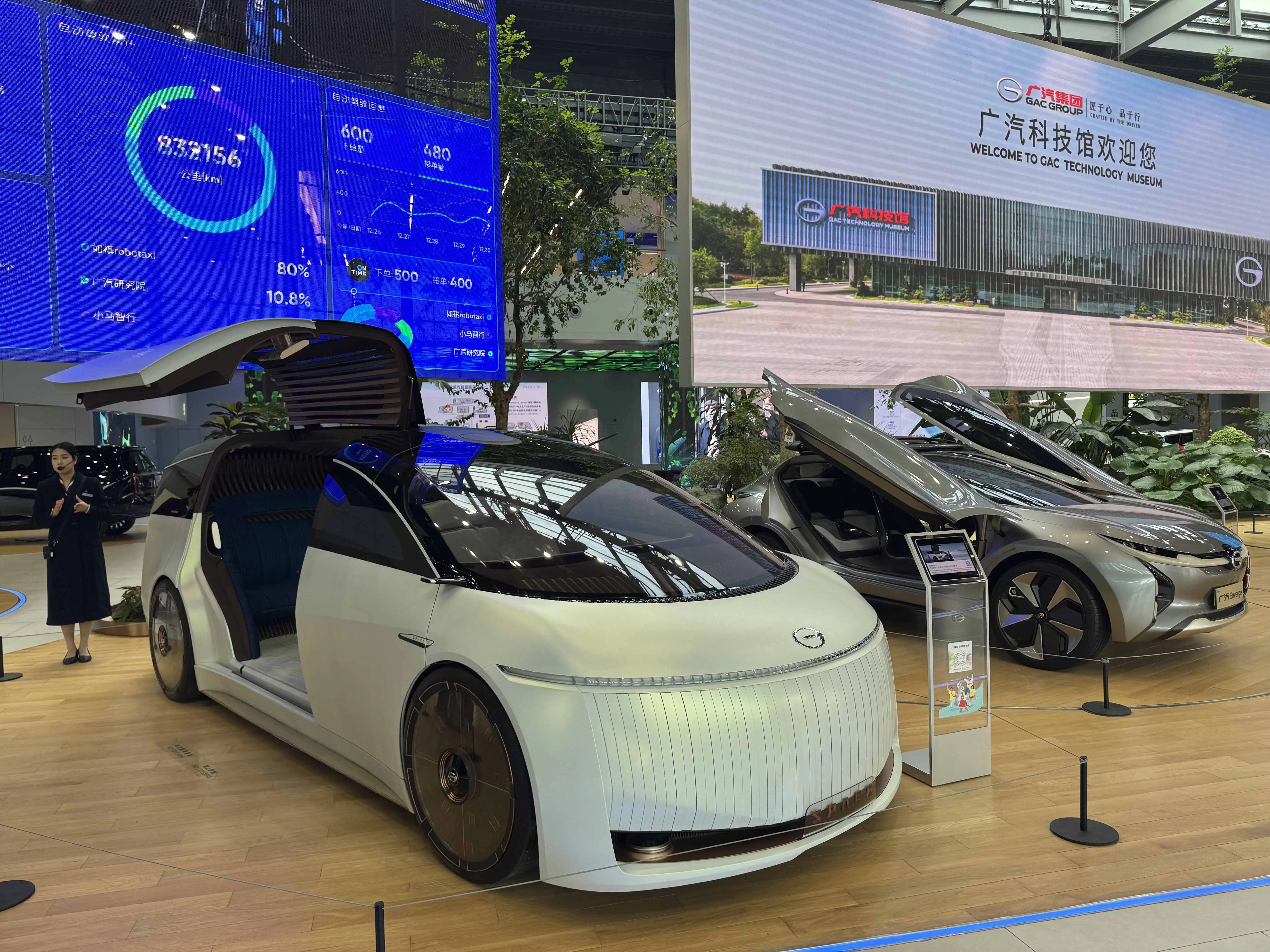 廣汽科技館展示多款未來概念車與智慧交通技術，透過互動展區呈現汽車產業發展趨勢，為南沙熱門科教旅遊景點之一。（記者楊婉攝）