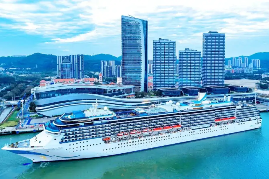 廣州南沙國際郵輪母港為中國大陸規模最大的郵輪母港綜合體之一，現代化設施與濱海景觀相互輝映，已成為城市重要地標。（記者楊婉攝）