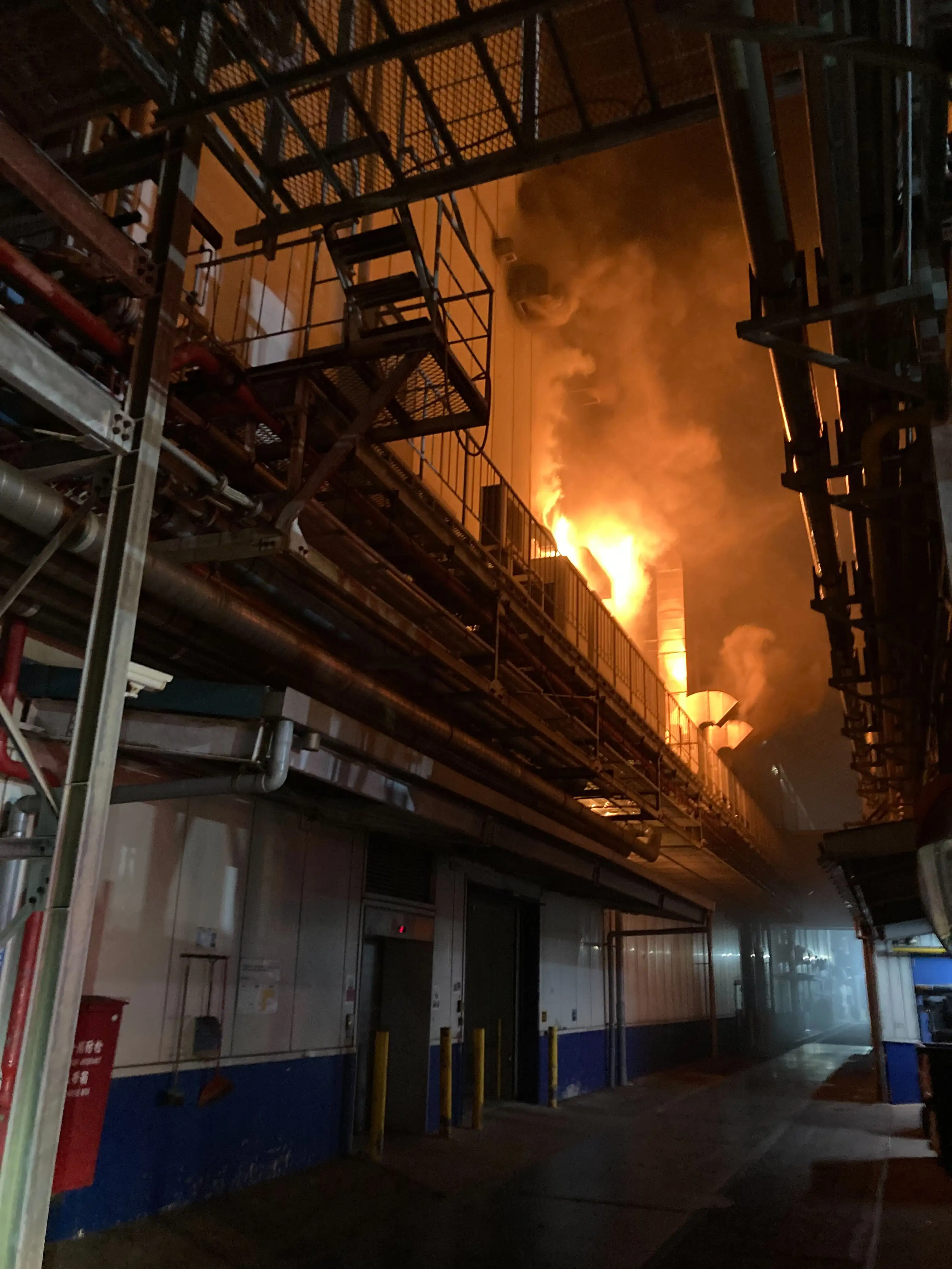 台南市安南區工業三路一處工廠凌晨發生火警，火舌自2、3樓竄出並伴隨大量濃煙，歷時5小時成功撲滅火勢無人員傷亡。(圖/台南市消防局提供)