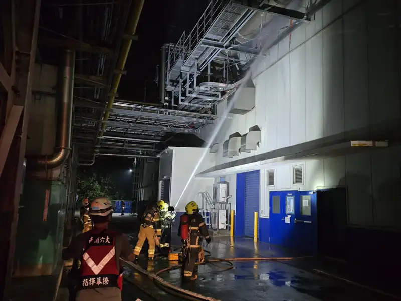 台南安南區工廠深夜火警　5樓鐵皮建物起火幸無人傷亡