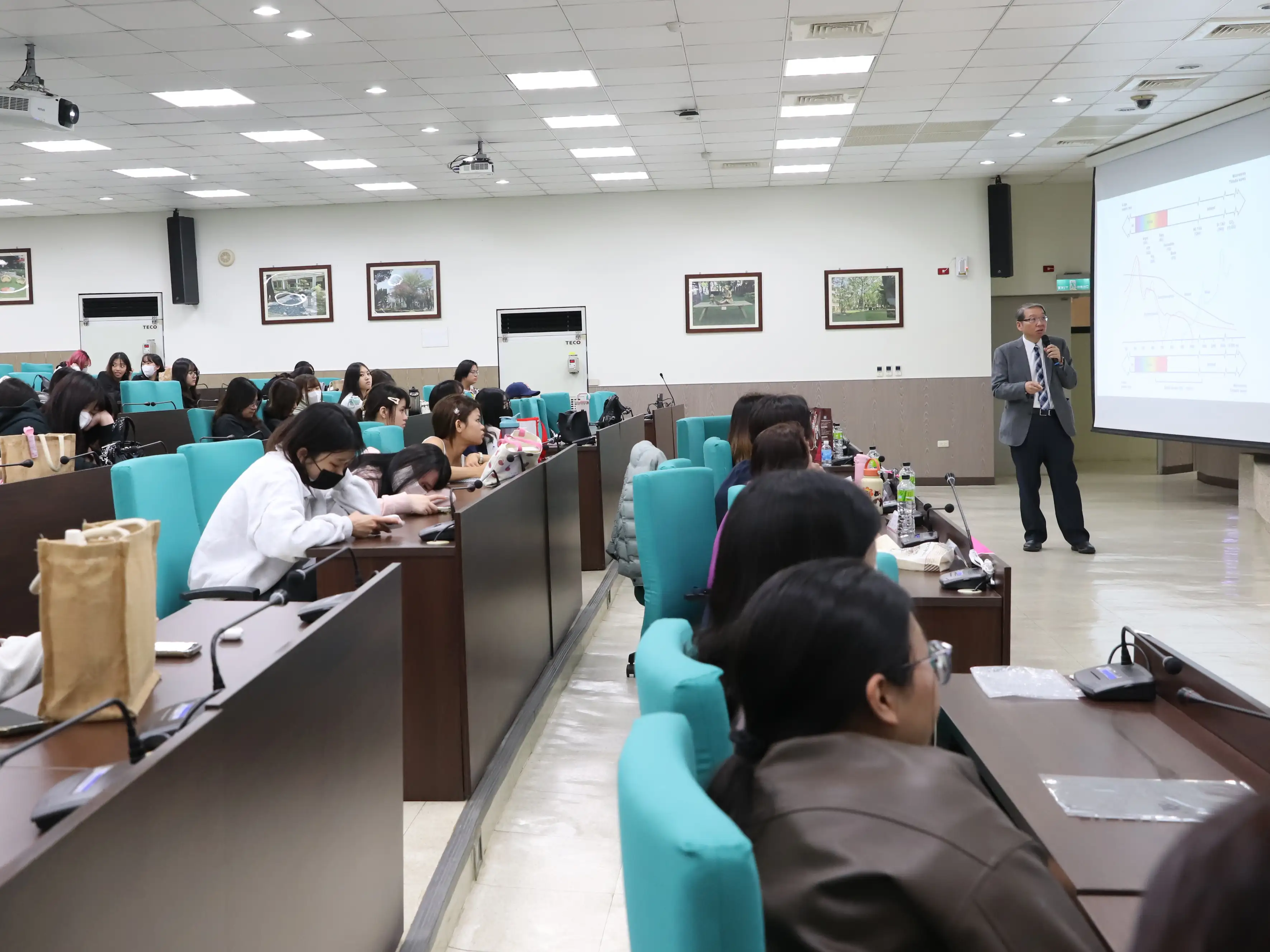 許乃仁醫師受邀到中華醫大專題講座，吸引生醫及美容保健科系200多位師生前往聆聽。(圖/中華醫事科技大學提供)