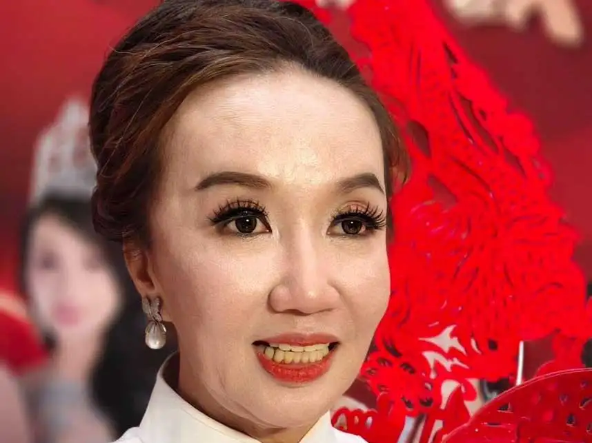 現任會長劉雅萍接受媒體訪問，分享推動旗袍文化國際化與在地深耕的願景。(圖/臺南旗袍文化推展聯合會提供)