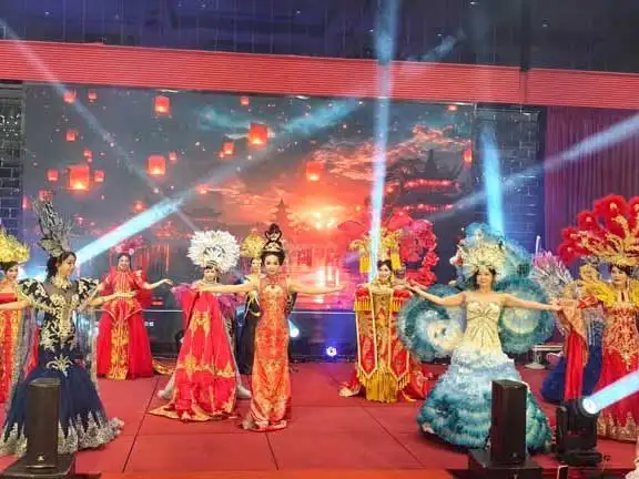 旗袍主題大型走秀結合燈光與舞台設計，多元呈現傳統與時尚交融的藝術風貌。(圖/臺南旗袍文化推展聯合會提供)