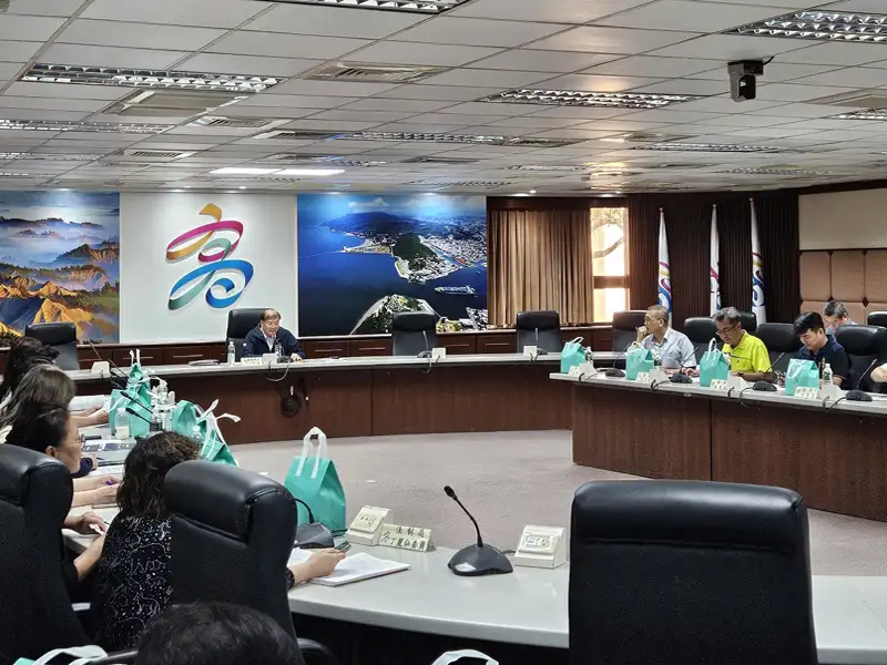 高市府召開勞工自治委員會 頒發新聘聘書並致匾感謝長期貢獻