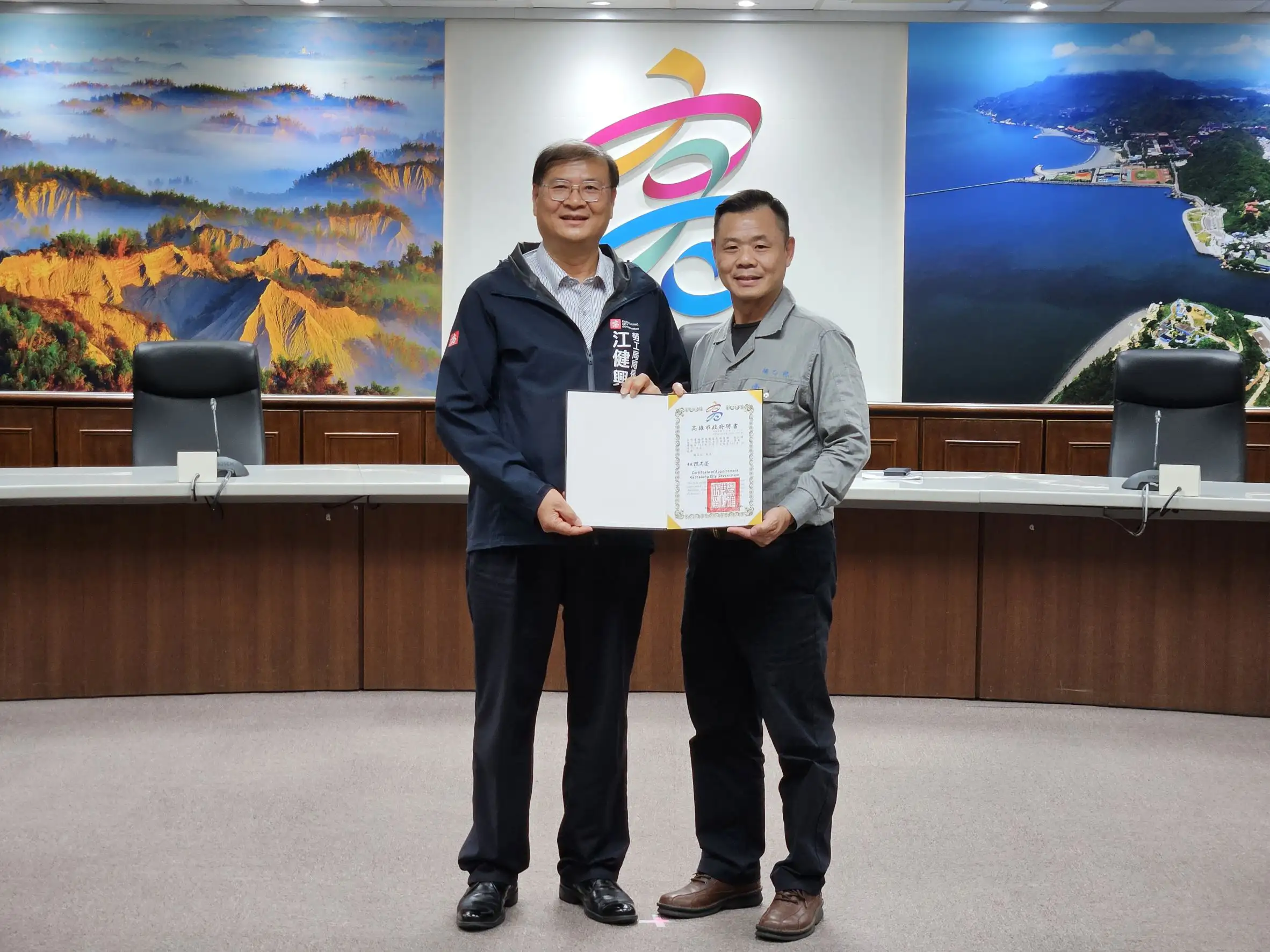 勞工局長江健興代表市長頒發新聘委員聘書予中鋼企業工會理事長楊乙記。（圖/高雄市勞工局提供）