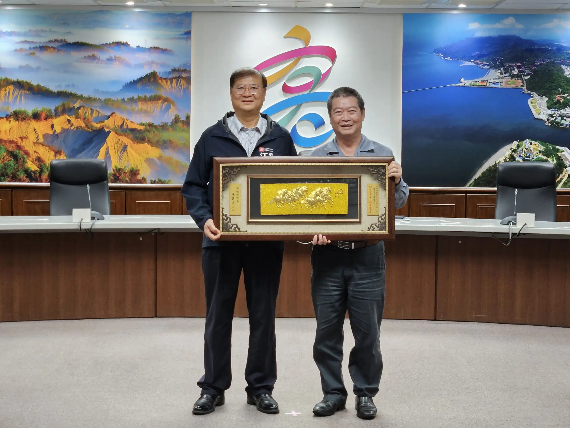 勞工局長江健興致贈感謝匾額給陳春生委員。（圖/高雄市勞工局提供）