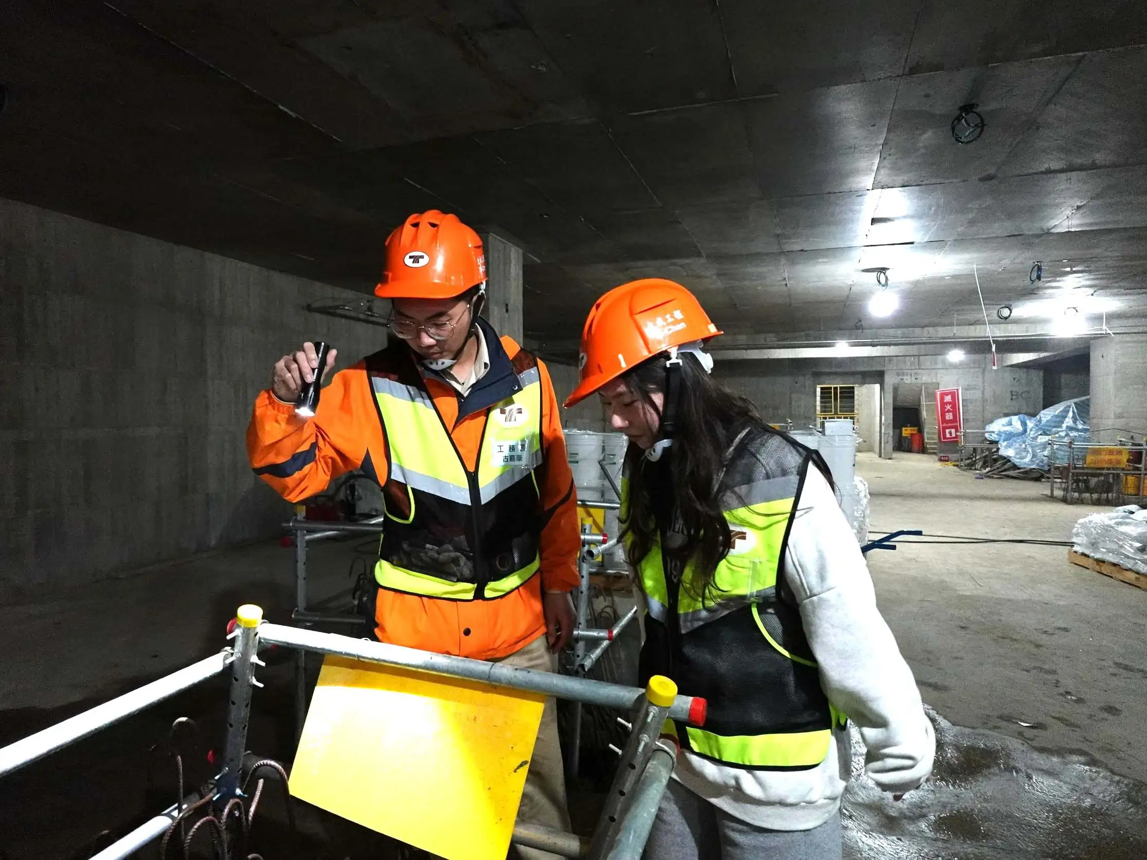 戴佳君(右)透過大專預聘計畫獲得大成工程股份有限公司機電工程師的實習機會，訓後因表現優異獲公司加薪留用(圖/勞動部提供)