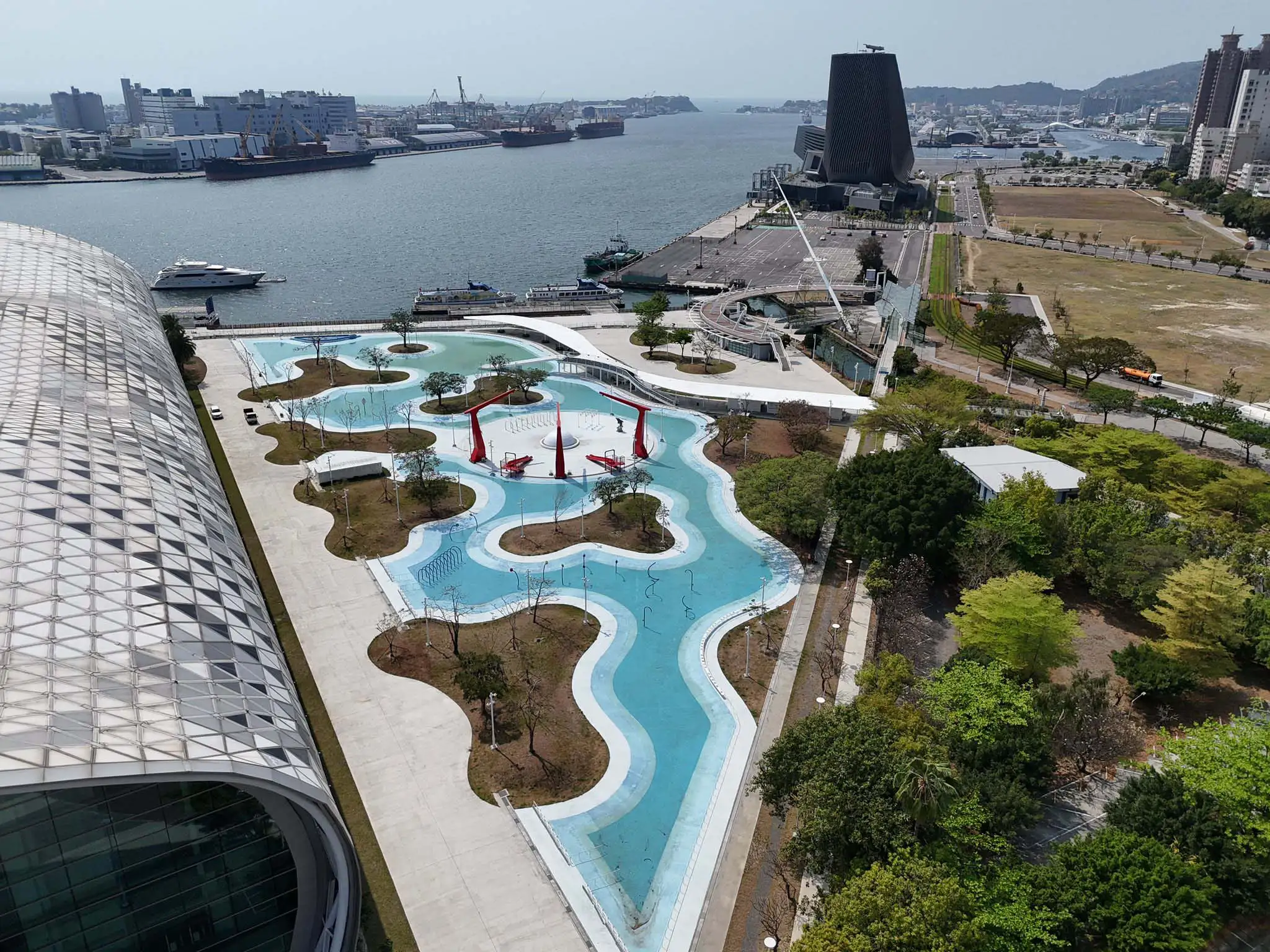 高雄市議員郭建盟26日前往星光水岸公園勘察修繕進度，園區預計於4月底或5月正式開放。（圖/記者吳文生翻攝）