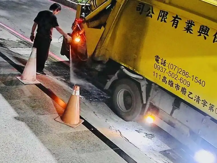 高雄市區的幸福川長期散發惡臭，造成附近居民困擾，經調監視器才發現原來是成軒環保興業公司車輛暗夜偷排放廢汙水所致。（圖/匿名居民提供）