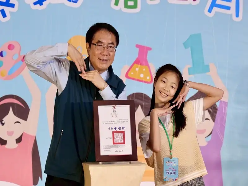 [115年度模範學生表揚大會]市長黃偉哲親自出席,為全市354名模範生頒發獎狀與紀念品。頒獎過程中市長更與頒獎同學展開趣味十足的創意互動,現場氣氛熱絡,共同留下深具意義的榮耀瞬間。(圖/台南市教育局提供)