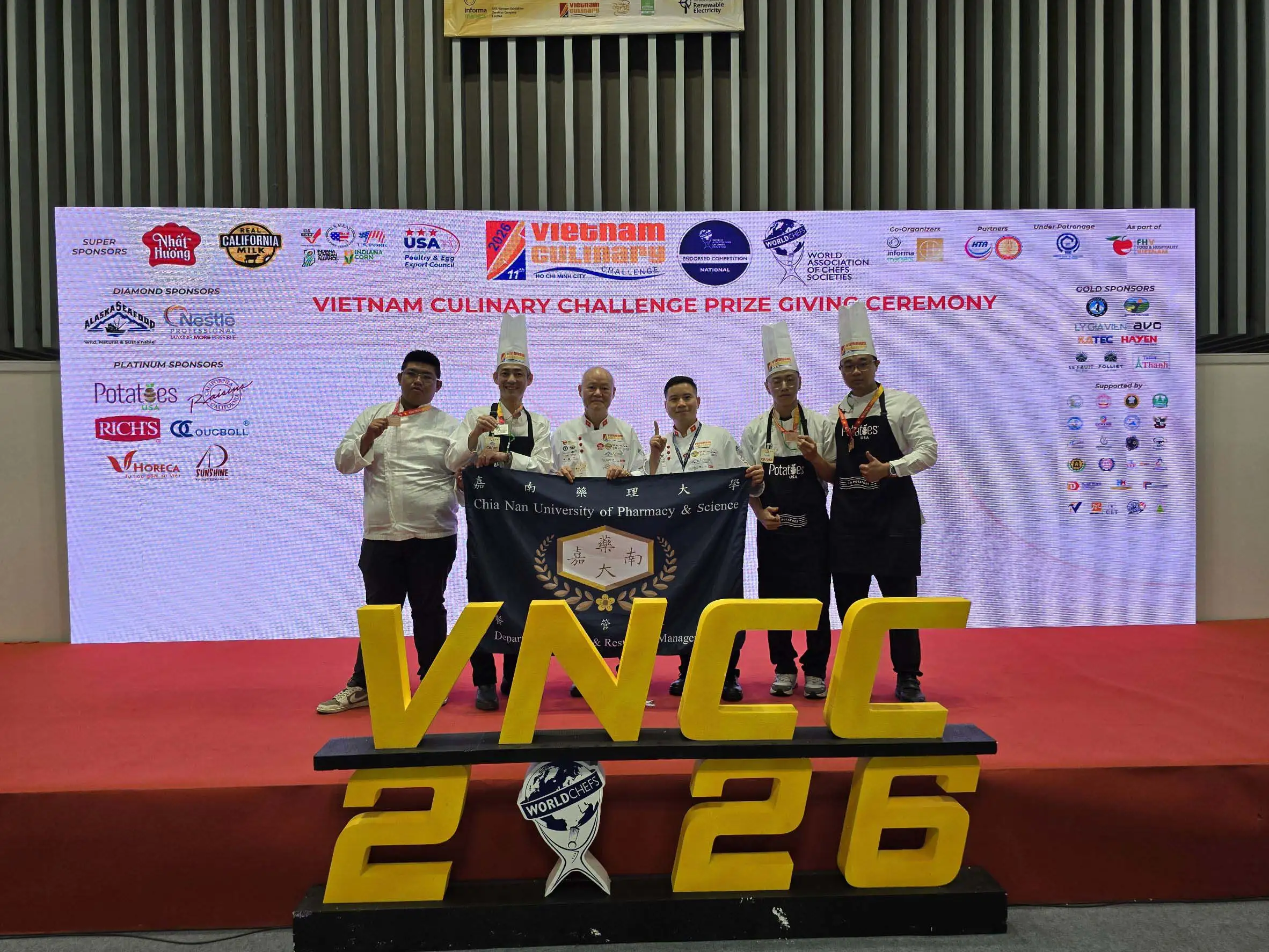 嘉藥餐旅系師生以創意「台味」在越南烹飪挑戰賽中拿下1銀3銅1佳作(圖/嘉藥餐旅系提供)