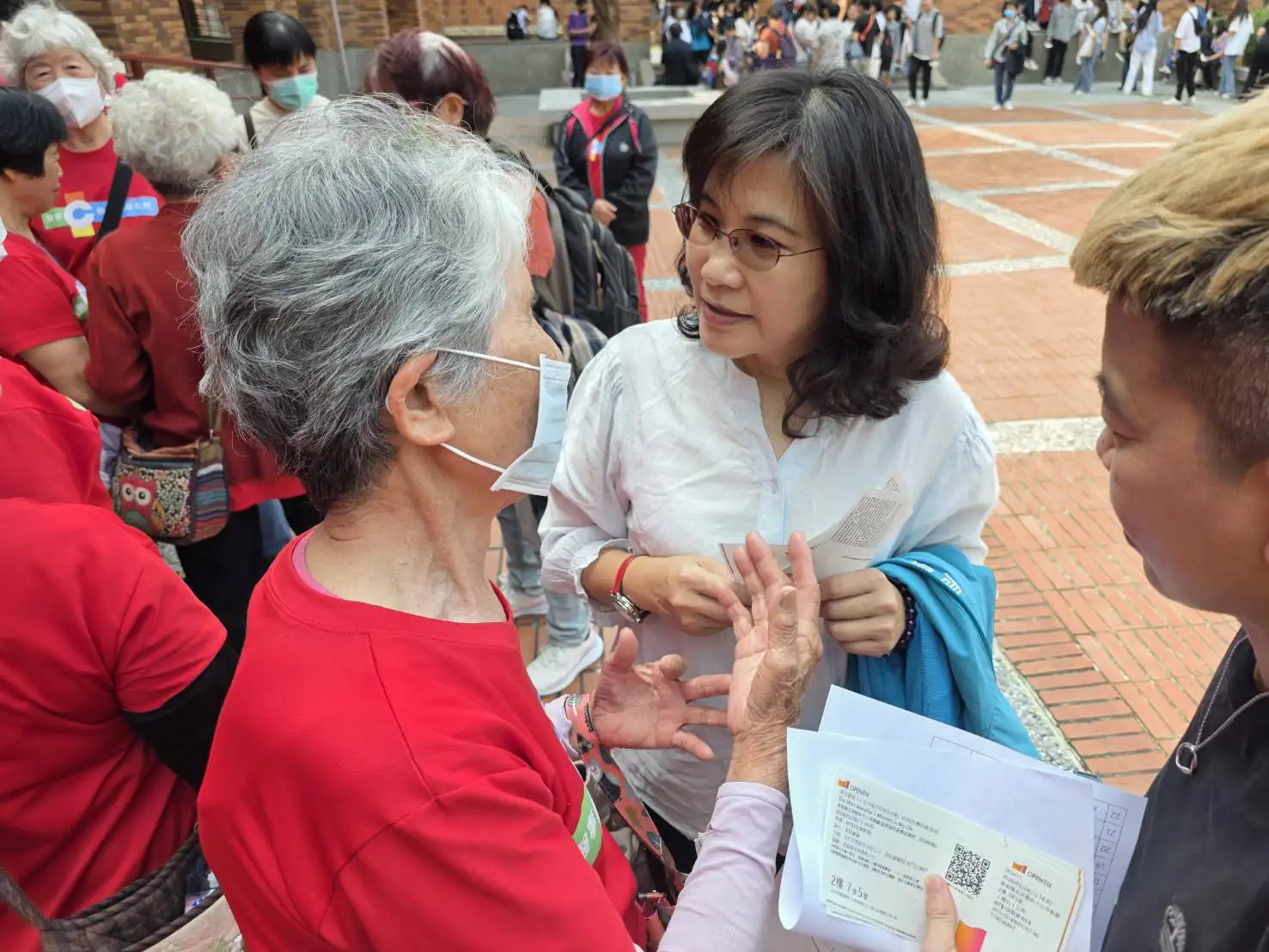 嘉義縣衛生局長趙紋華與民雄鄉長者交流互動，關心長輩參與藝文活動情形，鼓勵走出家門、提升身心健康與生活幸福感。（圖/嘉義縣衛生局提供）