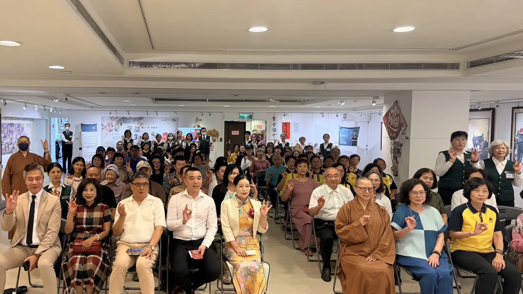 佛光緣美術館台南館《筆韻生春》個展開幕日，當日民眾眾多，望把握最後一睹楊小寧老師藝術風采的最後良機。(記者顧晨義攝)