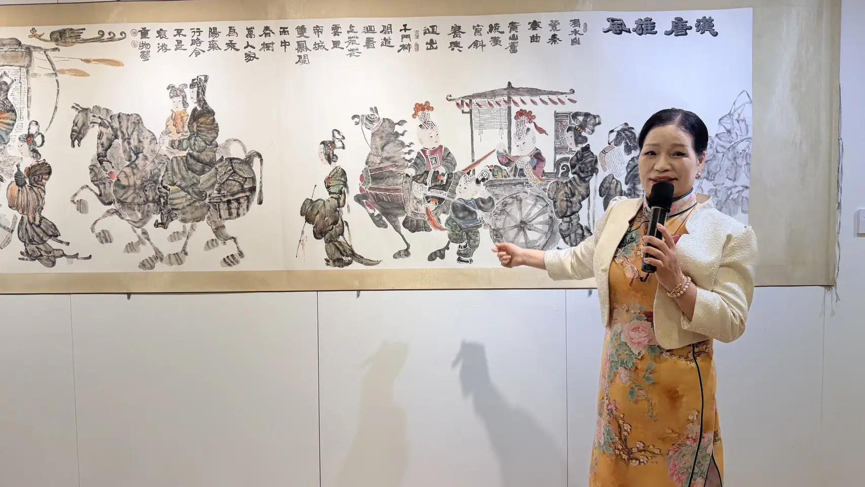 台灣新漢畫第一傳人楊小寧於畫展開幕日介紹被藝術評論評為淋漓盡致的《漢唐雄風》。(記者顧晨義攝)