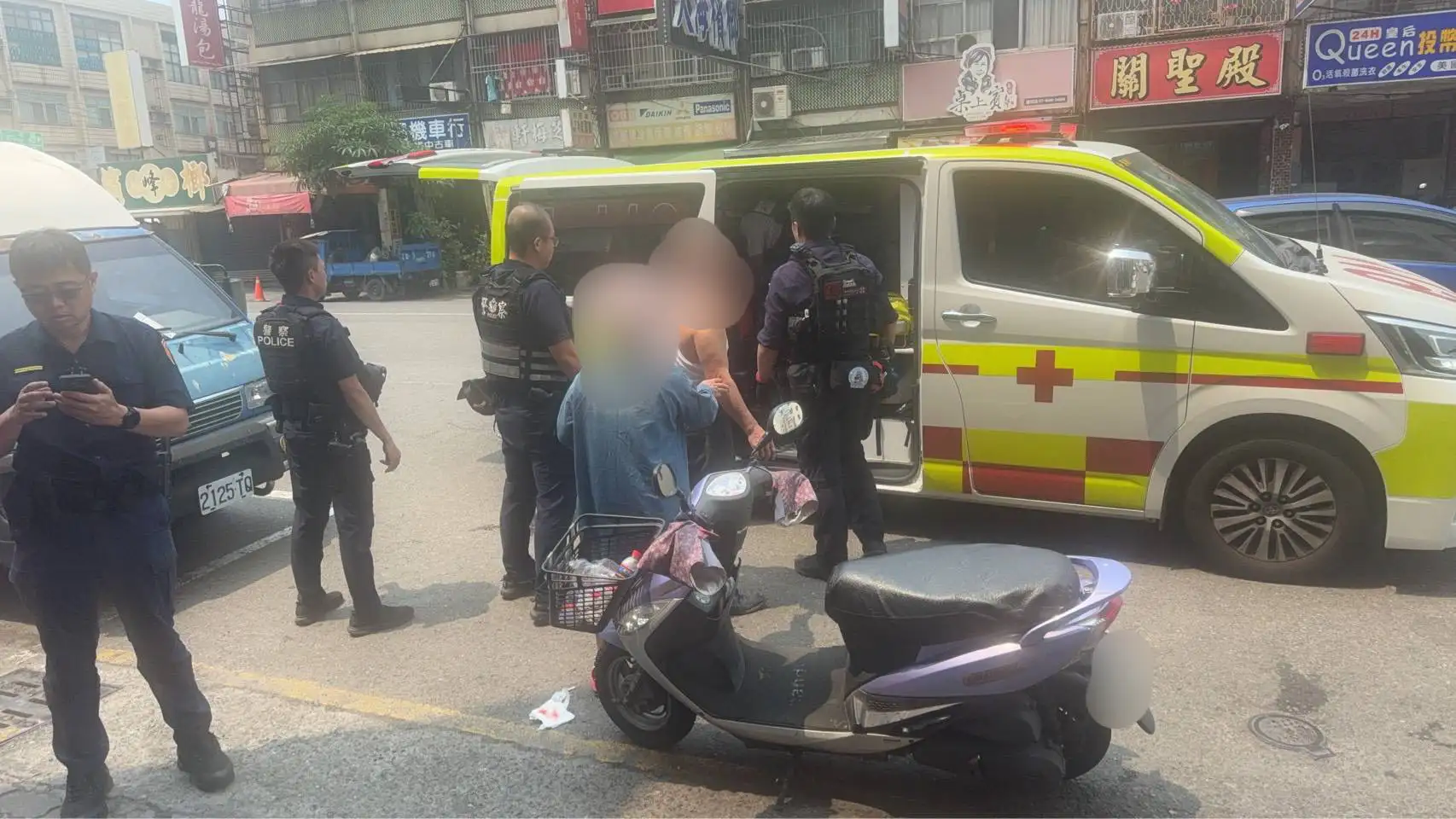 警方將精神狀況不穩之持劍男子送上救護車，交由醫護人員進一步評估處置。(圖/小港分局提供)