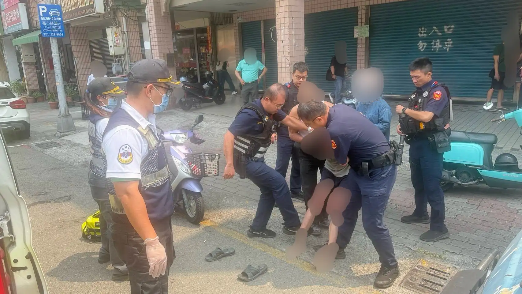 高雄警方於小港區漢民路上制伏持劍男子。(圖/小港分局提供)