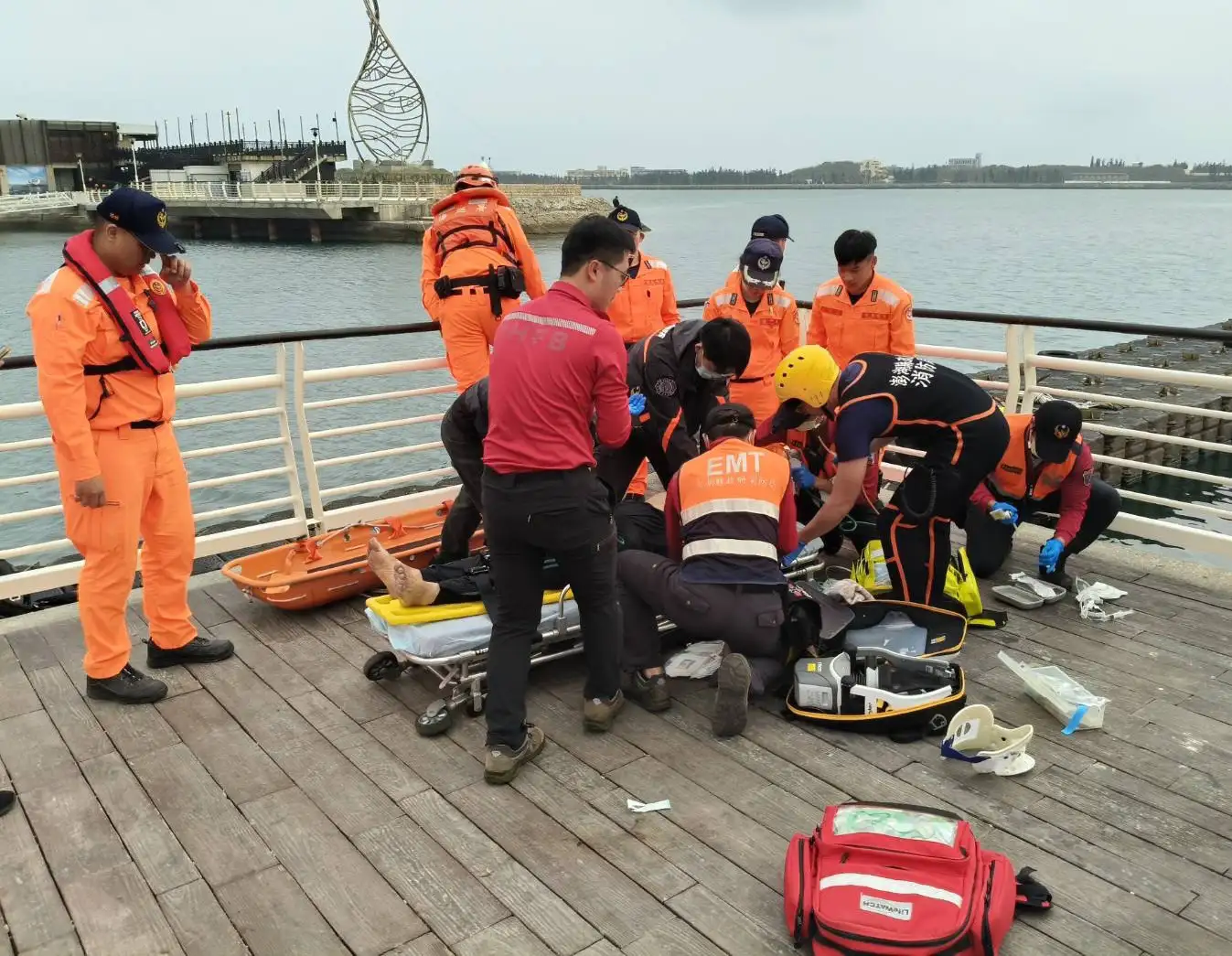 消防人員於馬公港區將落海陳姓男子救起後，現場實施緊急救護處置，隨即送醫搶救。(圖/澎湖縣消防局提供)