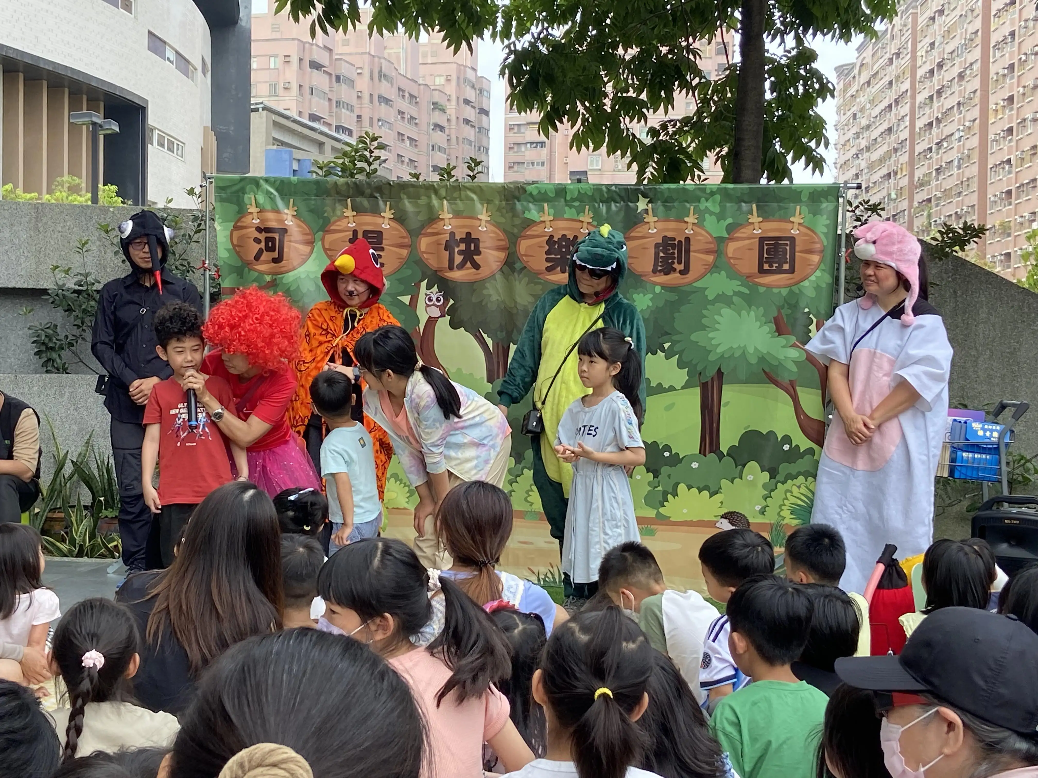 孩子全情投入劇情，好像自己也變成小噴火龍。（圖／高雄市立圖書館提供）