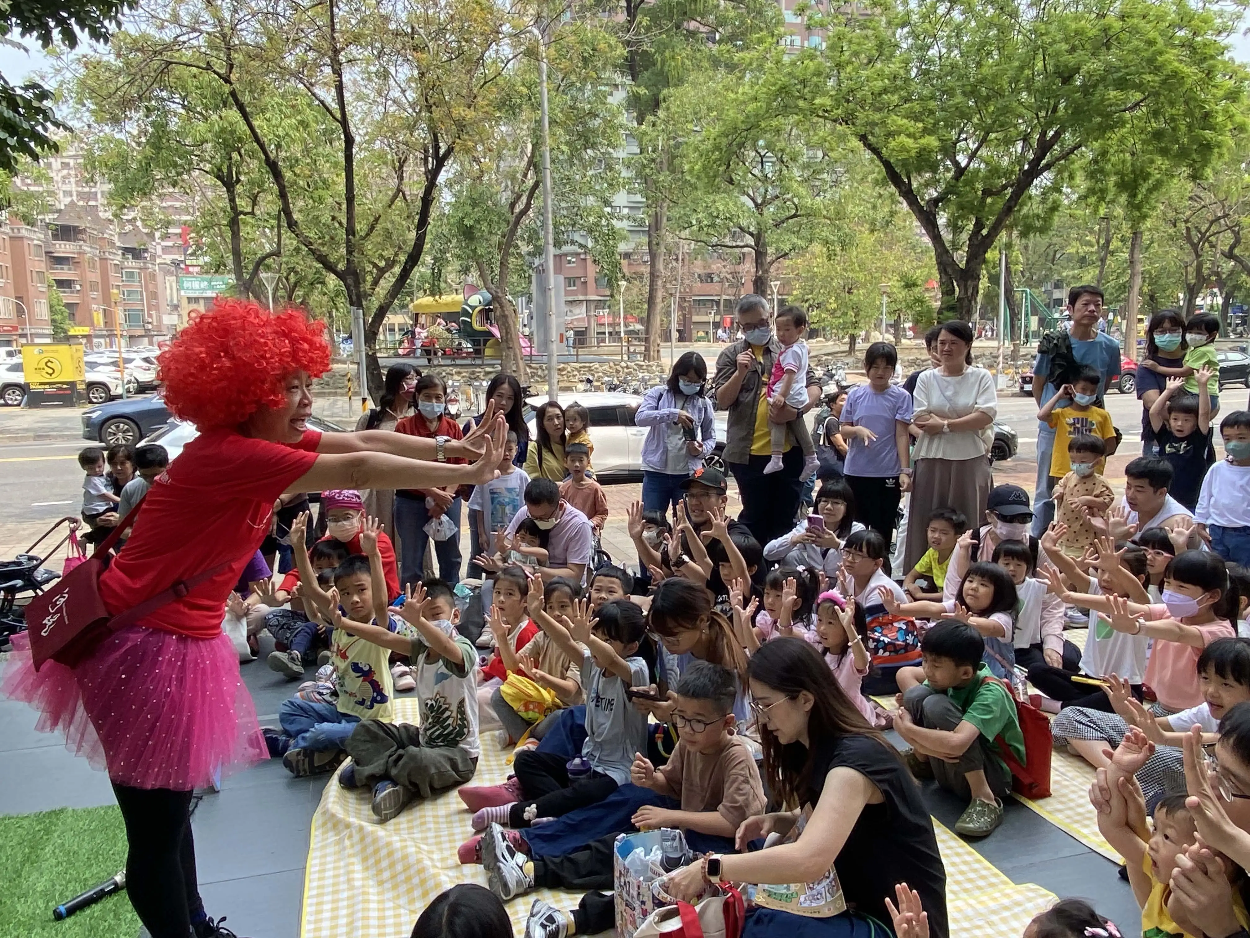 阿古莉變身噴火龍，劇團精彩演出逗得大小朋友哈哈大笑。（圖／高雄市立圖書館提供）