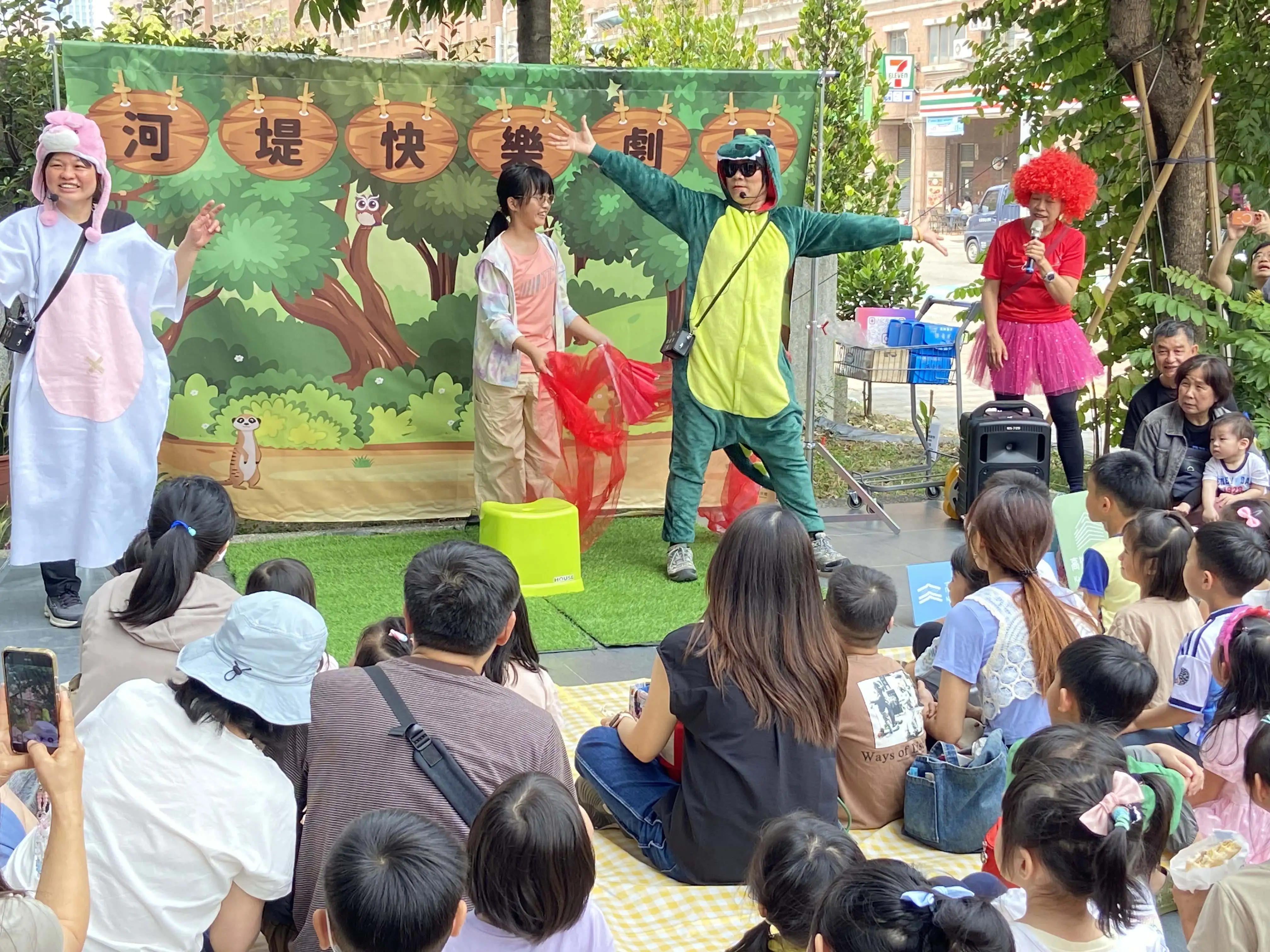 小朋友齊聚河堤圖書館，笑聲與歡呼滿場！（圖／高雄市立圖書館提供）