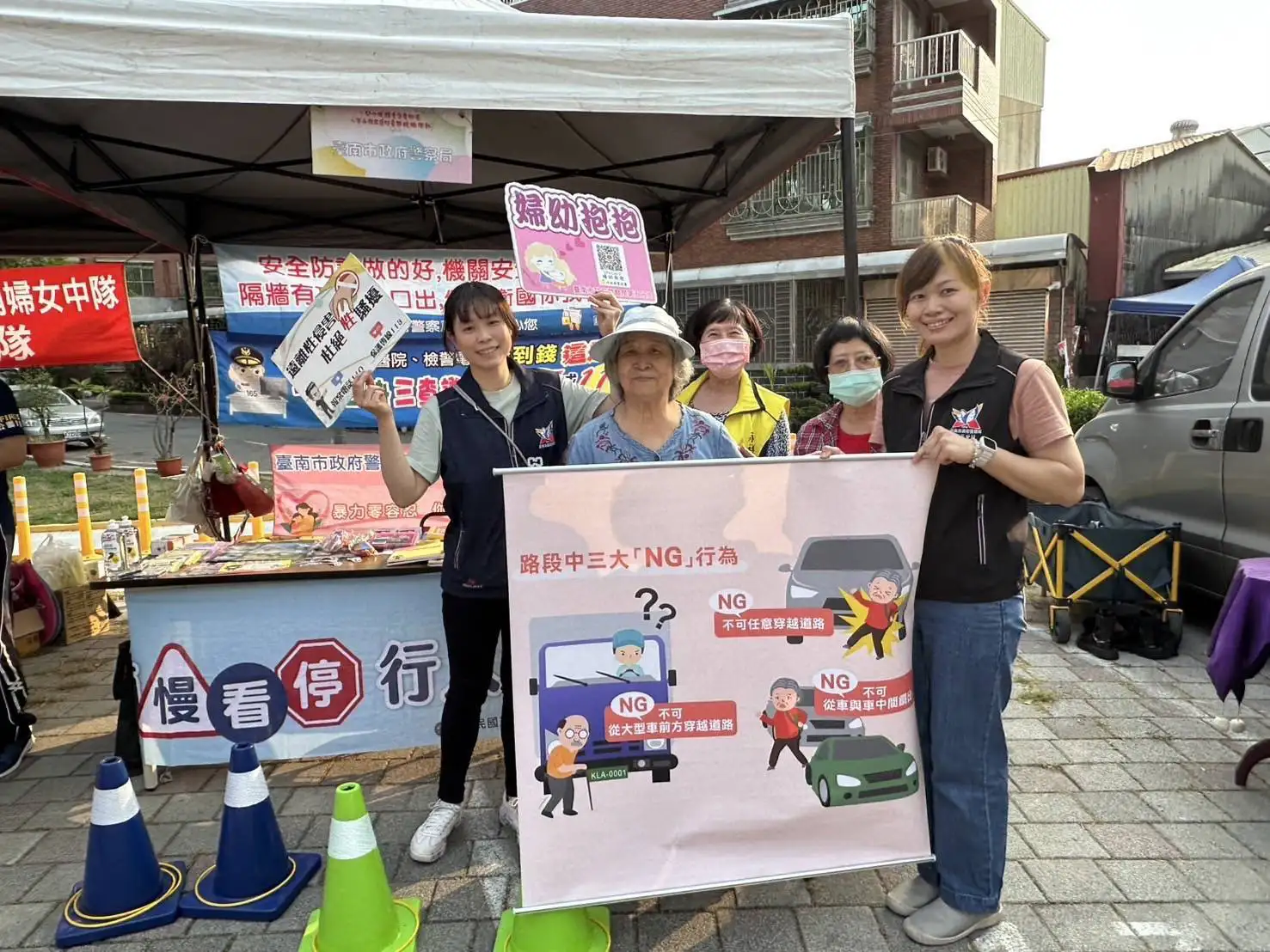 警方攜手社區辦理安全宣導活動，透過看板解說與合影互動，向民眾宣導大型車死角與交通安全觀念。（圖/第五分局提供）