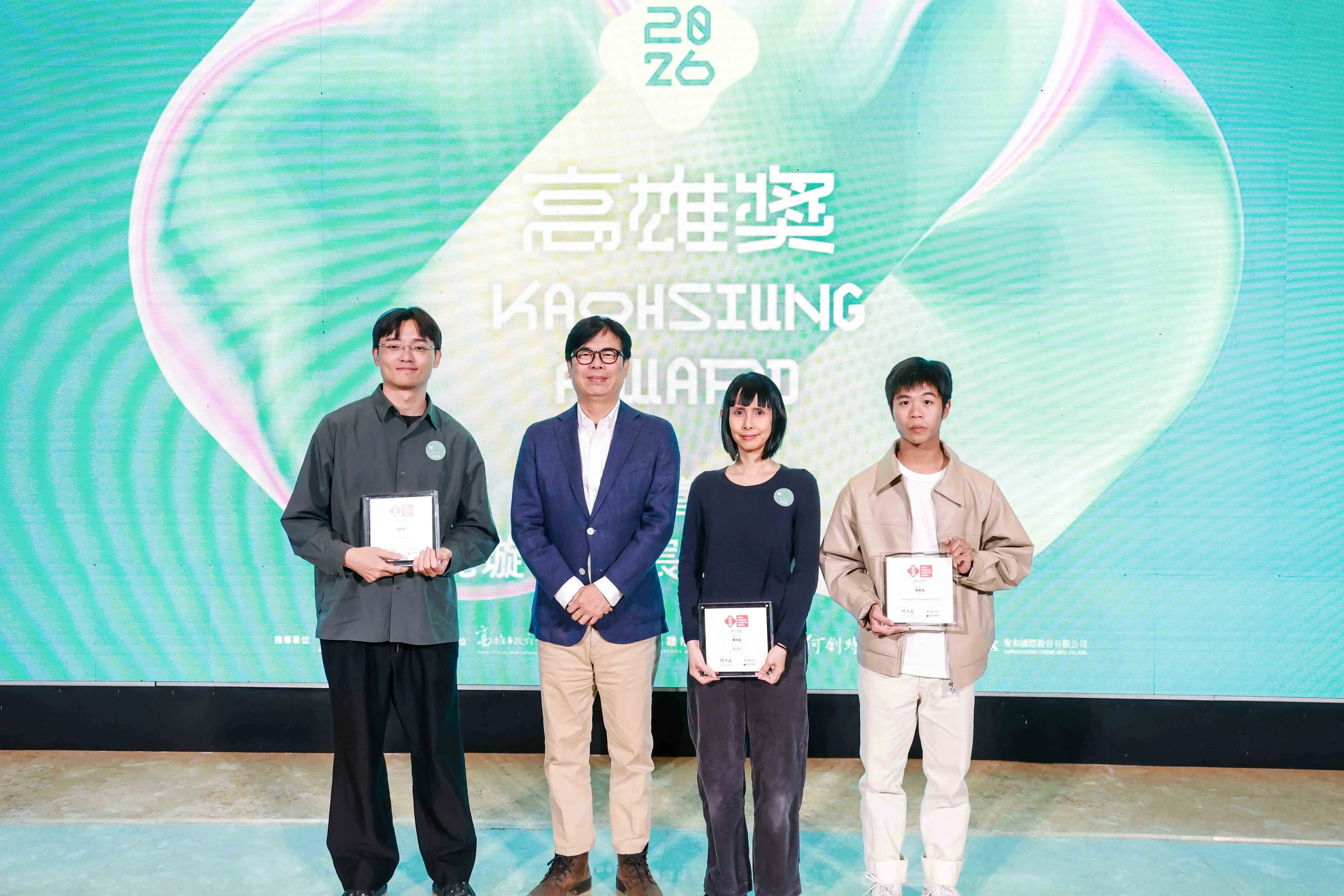 高雄市長陳其邁出席高雄獎30周年頒獎典禮，與本屆高雄獎得主合影，見證南方重要藝術平台里程碑時刻。（圖/高雄市政府提供）