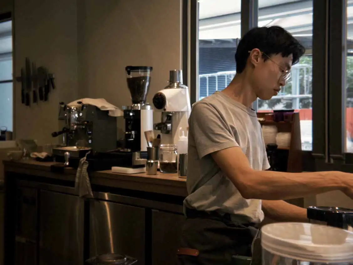 賴力弘創立咖啡品牌「野禾咖啡」，結合當地文化，打造有特色的品牌經營模式，展現獨樹一格的職人精神(圖/崑山科技大學提供)