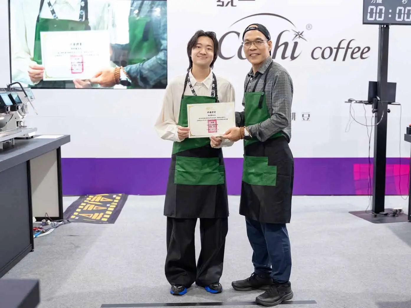陳修醫(左)於咖啡競技場合獲頒獎項，展現專業咖啡技術與穩定實力，體現技職教育成果。(圖/崑山科技大學提供)