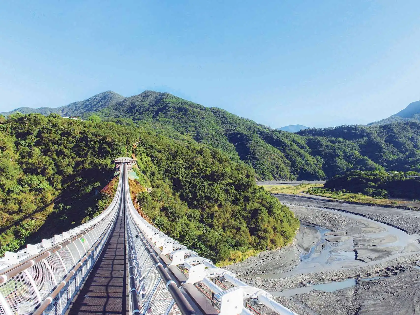 山川琉璃吊橋於4/18舉辦天琴座流星雨導覽活動，首度於深夜時段開放吊橋(圖/屏東縣政府交通旅遊處提供)