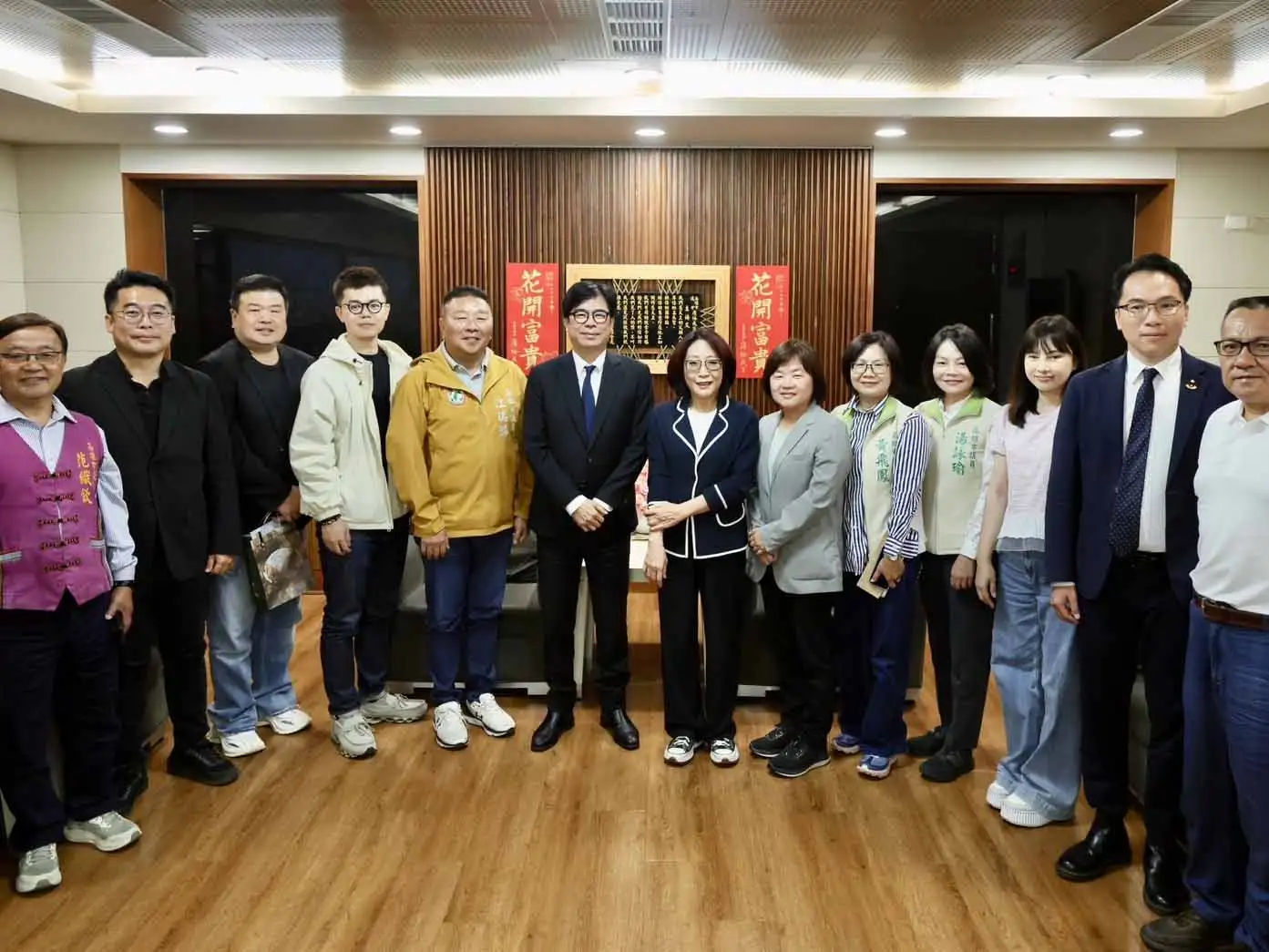 高雄市議會第七次定期大會開幕，市長陳其邁率領市府團隊前往議會，逐一向議長康裕成、副議長曾俊傑、國民黨團、無黨團結聯盟及民進黨團拜會致意。（圖/高雄市府提供）