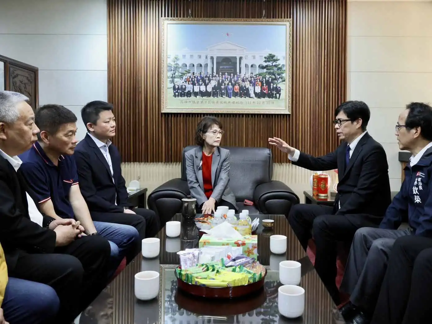 高雄市議會第七次定期大會開幕，市長陳其邁率領市府團隊前往議會，逐一向議長康裕成、副議長曾俊傑、國民黨團、無黨團結聯盟及民進黨團拜會致意。（圖/高雄市府提供）