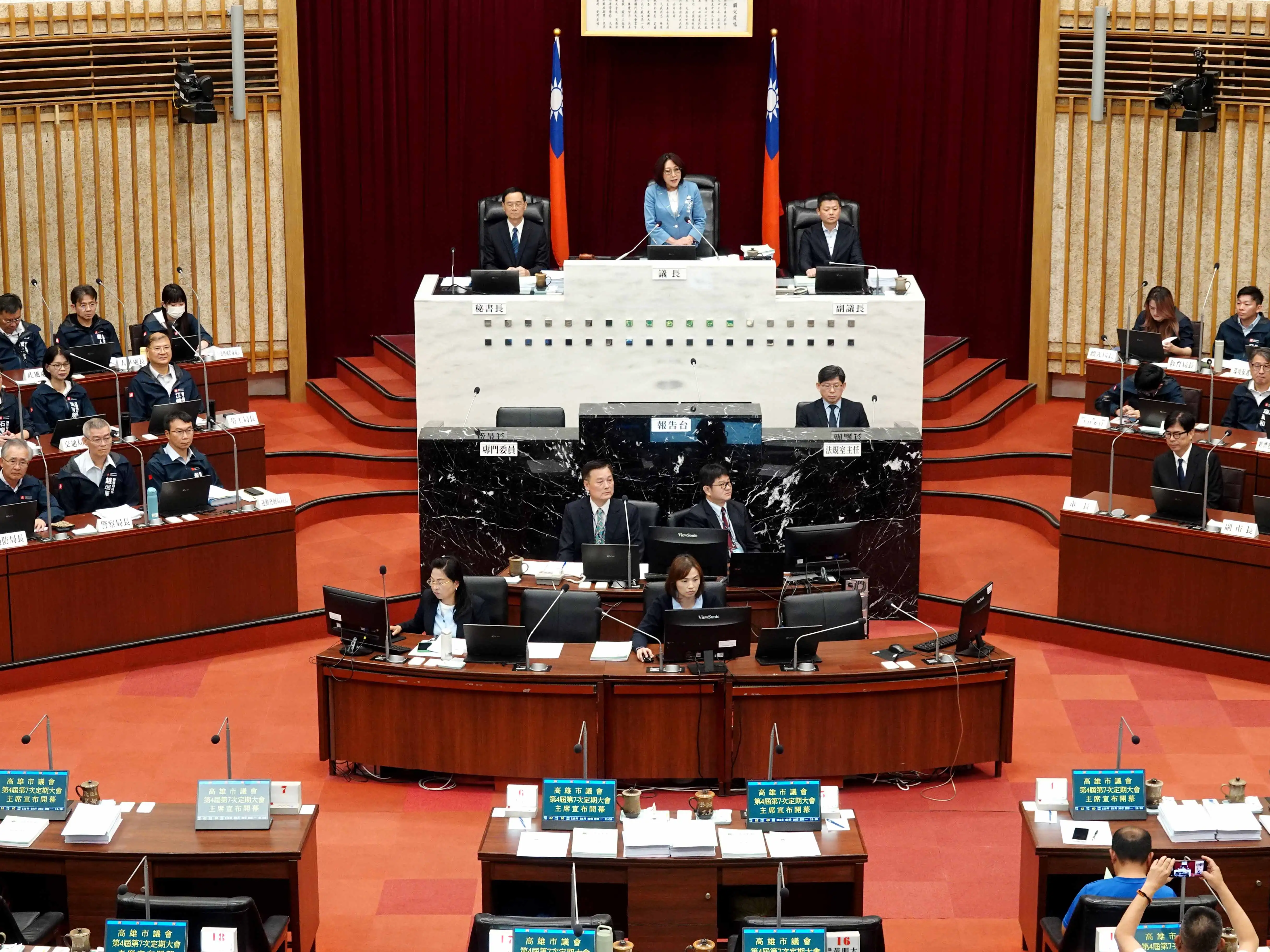高雄市議會第四屆第七次定期大會30日開幕，議長康裕成表示，本會期將審議市府多項重要提案，並以今年度總預算第一次追加（減）預算案為重點。（圖/高雄市議會提供）