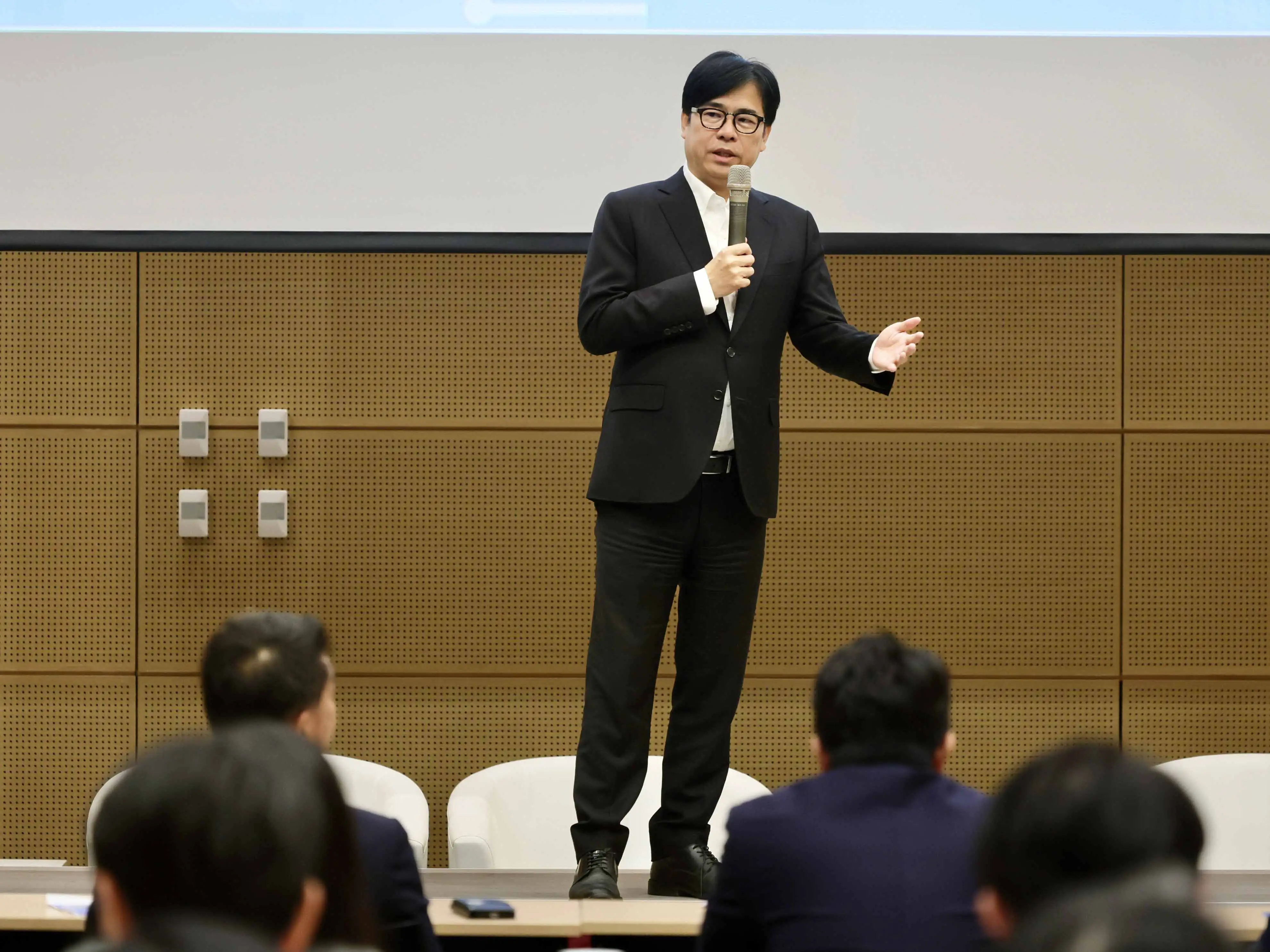 市長陳其邁卅日出席由數位發展部舉辦的AI城市新紀元-高雄數位港及人工智慧發展產業交流座談會。（圖/高雄市府提供）