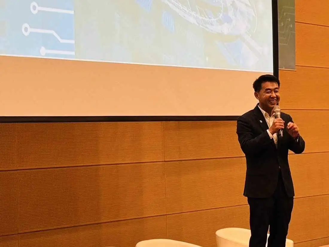 立委許智傑舉辦高雄AI數位港座談會，提出軟硬整合、AI治理及人才培育三大策略，推動高雄邁向智慧城市。（圖/許智傑團隊提供）